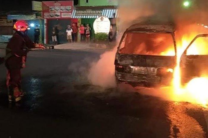 Daihatsu Zebra hangus terbakar di Kota Malang, Jawa Timur, Sabtu (03/04/2021).