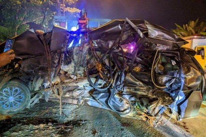 Toyota Avanza gepeng bodi samping digeprek dua truk