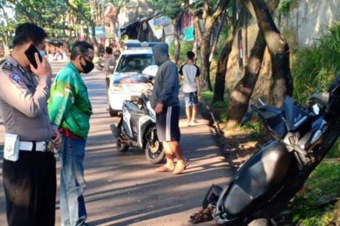 Honda Vario tak terkendali di jalan menurun dan menghantam pohon