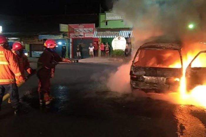 Daihatsu Zebra terbakar hebat dini hari