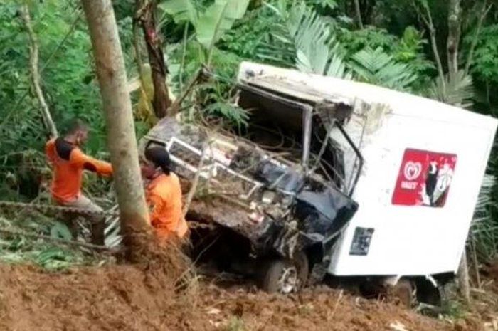 Mobil es krim yang terseret longsor di Desa Plumbungan Banjarnegara berhasil dievakuasi