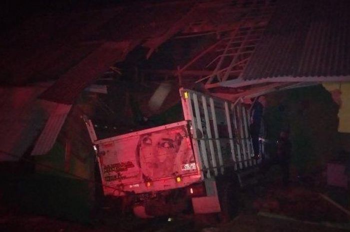 Truk jebol tembok sebuah madrasah