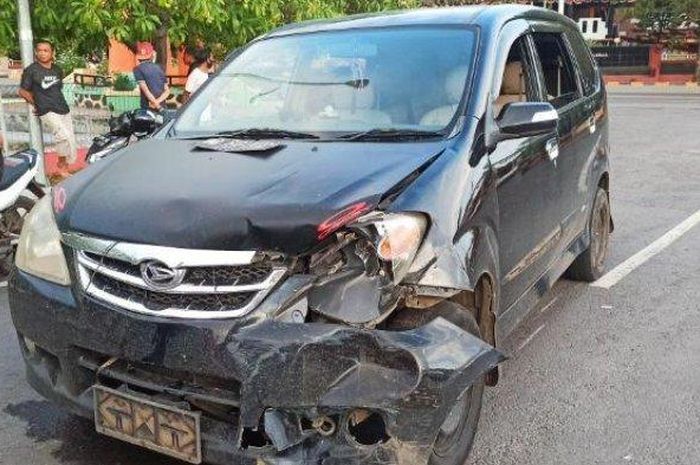 Daihatsu Xenia bonyok 'mata' kanan setelah dihantam motor yag terlibat aksi balap liar dan freestyle