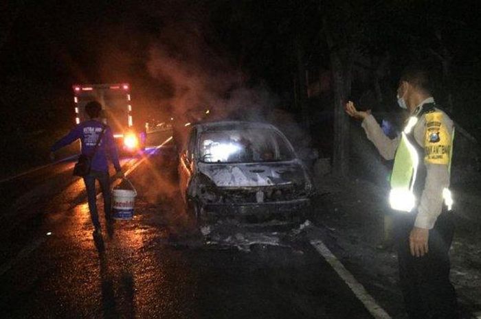 Nissan Grand Livina hangus terbakar di Ponorogo, Jawa Timur