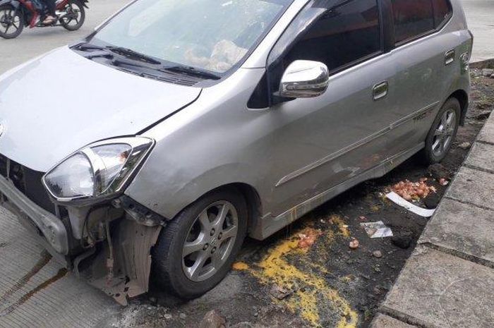 Toyota Agya remuk kecelakaan adu banteng kontra Avanza di Jl Siliwangi, Pamulang, Tangerang Selatan, (4/4/21)