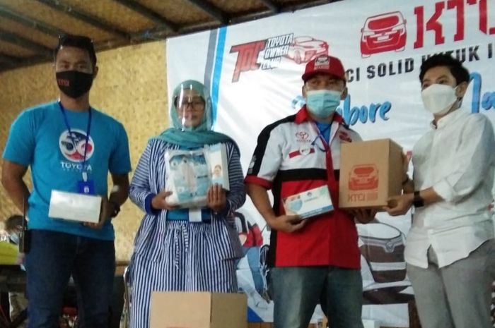 Komunitas Toyota Calya Indonesia (KTCI) bagikan APD untuk masyarakat dan tenaga medis. 