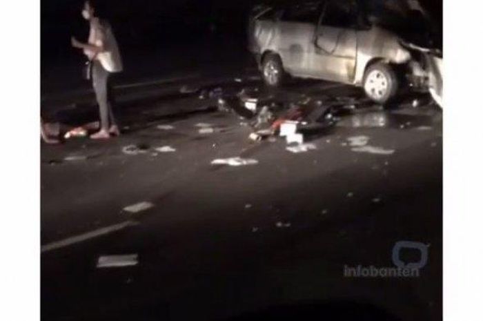 Toyota Kijang Innova amburadul dihajar BMW dari belakang di tol Tangerang-Merak