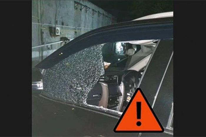 Kaca pintu kiri depan Toyota Fortuner pecah dikepruk bandit di Jimbaran, Kuta Selatan, Badung, Bali, (4/4/21)