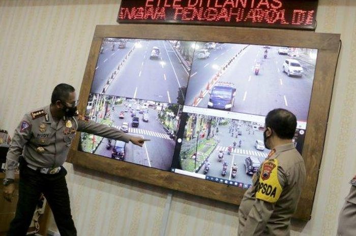 pemantauan pelanggar lalu lintas yang terekam kamera ETLE Satlantas Polres Semarang.