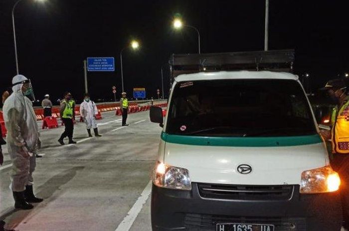 Ilustrasi penyekatan arus lalu lintas menuju wilayah Jawa Tengah di Tol