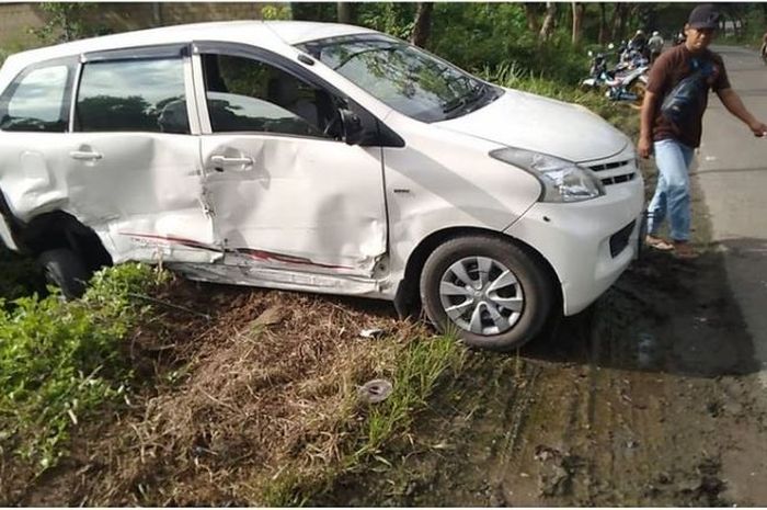 Toyota Avanza teronggok di parit usai disambar Daihatsu Sigra arah lawan di Jl Ahmad Yani KM 102, desa Suato Tatakan, Tapin Selatan, Kalimantan Selatan, (5/4/21)