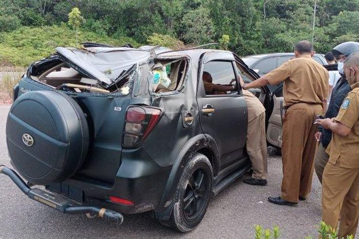 Toyota Rush alami kecelakaan tunggal di depan Kantor Dinas Pendidikan Kepulauan Riau, (5/4/21)