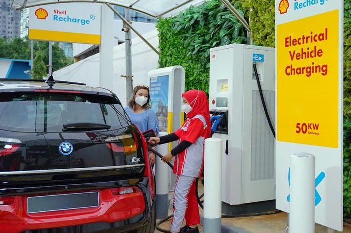 Ilustrasi mengisi daya mobil listrik di SPKLU Shell Recharger