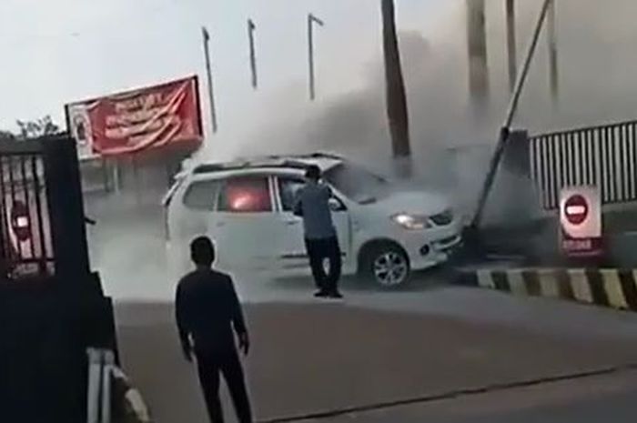 Toyota Avanza berasap putih tebal di pintu keluar SPBU Cempaka, Banjarbaru, Kalimantan Selatan