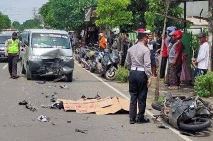 Gran Max dan Honda Vario sama-sama ringsek setelah terlibat adu banteng