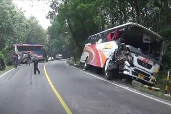 Bus PO Mira dan Sumber Selamat saling sambar di jalan raya Ngawi-Solo, desa Banjarejo, Kedunggalar, kabupaten Ngawi, Jawa Timur