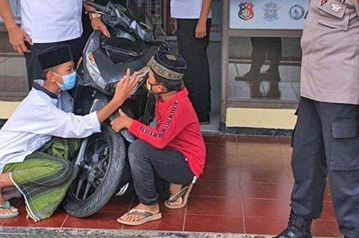 Honda Vario dipeluk dan diciumi dua bocah di kantor polisi