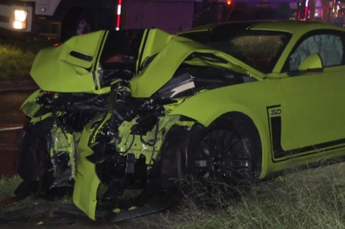 Ford Mustang R-Spec ringsek parah usai tabrak tiang listrik. 