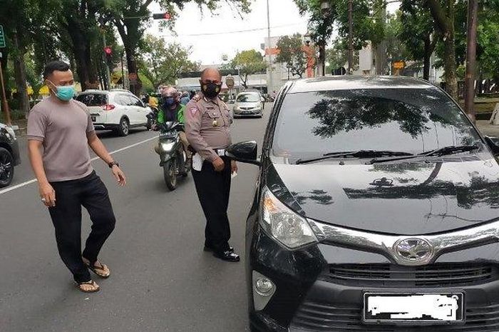 Toyota Calya yang dicegat polisi di depan stadion R Maladi, Sriwedari Solo karena pakai pelat nomor duplikat milik orang lain hingga terjadi tilang elektronik salah alamat