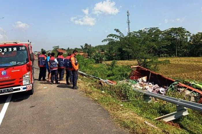 Truk tronton muatan keramik mengalami kecelakaan di KM 331+900 dan menyebabkan satu orang meninggal dunia. 