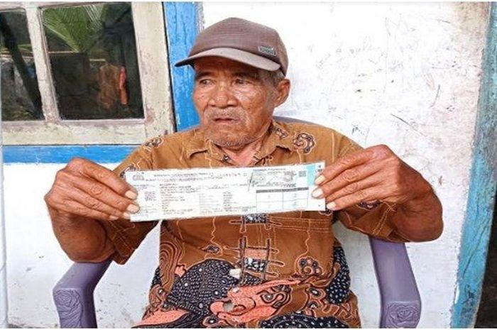 Kakek Zakaria (47 tahun), penjual es krim keliling di kawasan Sukarame Palembang  yang motornya dicuri saat sedang berjualan. 