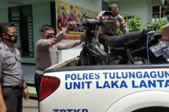 Honda Astrea Prima bonceng tiga terjun ke sungai setelah oleng di tikungan