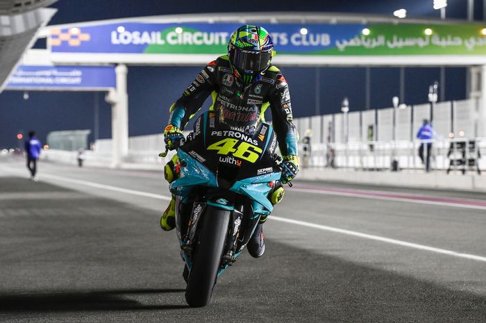 Selain banjir kritikan, Valentino Rossi juga dibela beberapa orang usai MotoGP Doha 2021