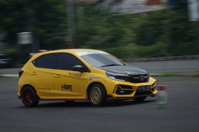 Modifikasi Honda Brio milik Aldhy Rais pakai pelek HSR Wheel