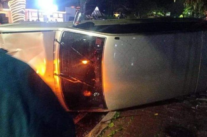 Toyota Kijang Kapsul Diesel terguling usai tebas Honda BeAT dari arah lawan karena melintir di Jl Sarangan, Lowokwaru, kota Malang, Jawa Timur