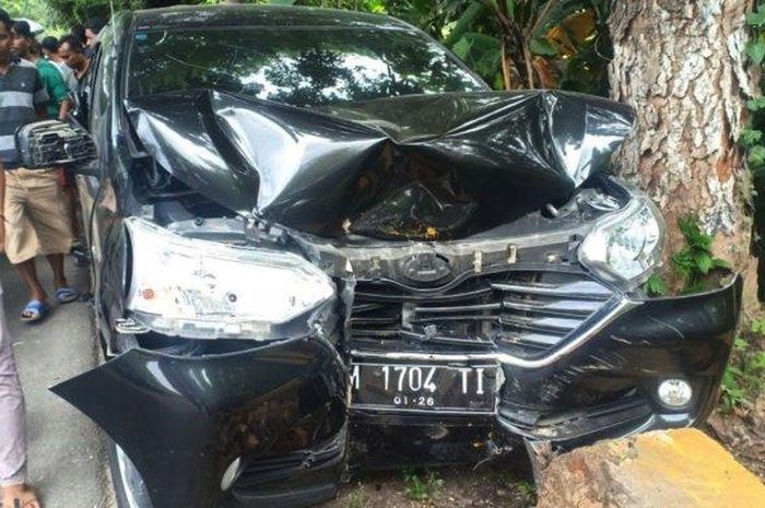 Toyota New Avanza hancur, lecek serta pelat bodi terkelupas disambar truk dari belakang di jalan raya Artodung, Galis, Pamekasan, Madura, (8/4/21)