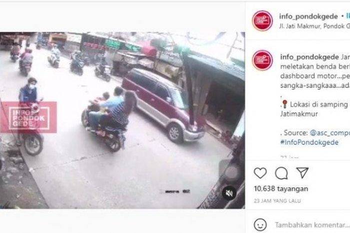 Video rekaman CCTV memperlihatkan aksi pencurian ponsel (handphone/HP) dari dashbor sepeda motor viral di media sosial, pelaku diduga beraksi ajak anak istri bonceng sepeda motor. 