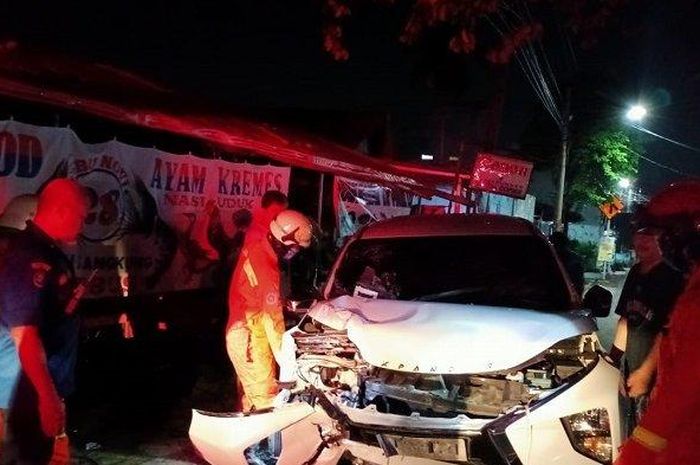 Mitsubishi Xpander hajar pohon di Jl Kalisari, Pekayon, Pasar Rebo, Jakarta Timur karena pengemudi dalam kondisi mabuk alkohol