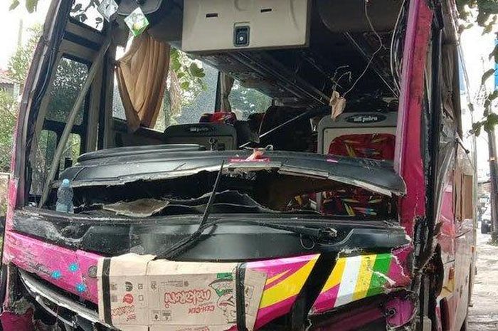 Kondisi Bus Tiara Mas usai menabrak truk tronton. Nampak bagian kaca depan kendaraan telah pecah semua, dan ringsek di bagian depan. 