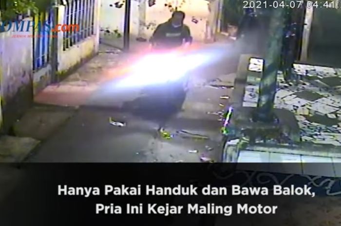 Maling motor dikejar pemiliknya yang hanya menggunakan handuk dan membawa balok kayu