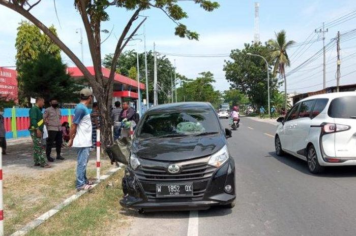 Toyota Calya yang sambar Avanza dan Honda Jazz di jalan raya Camplong, Sampang, Madura, Jawa Timur, (11/4/21)