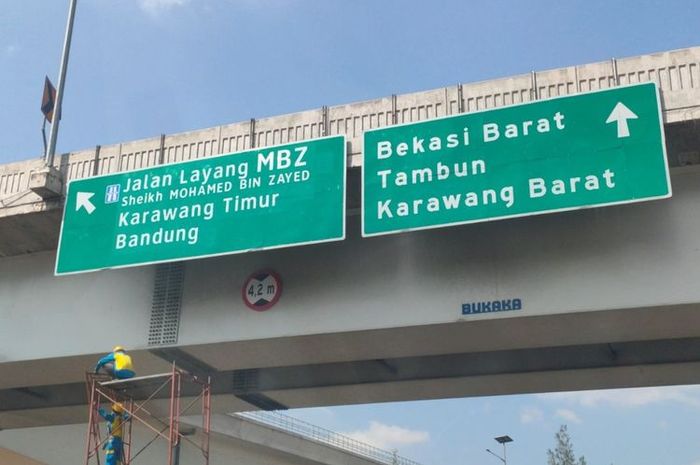 Plang nama tol layang Jakarta-Cikampek sudah berganti jadi tol layang Sheikh Mohamed Bin Zayed