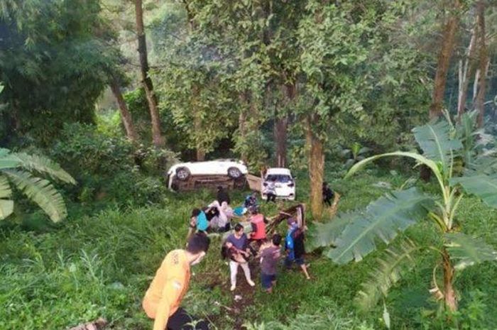 Toyota Avanza dan Honda Mobilio terjun ke jurang di jalur Cangar-Pacet, jalan raya raya Sendir, Pacet Selatan, Mojokerto, Jawa Timur