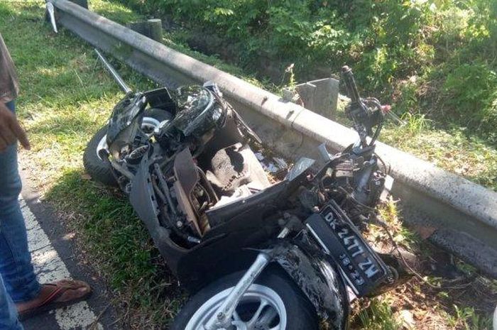 Honda Scoopy ringsek sekutur bodi setelah beradu lawan pikap