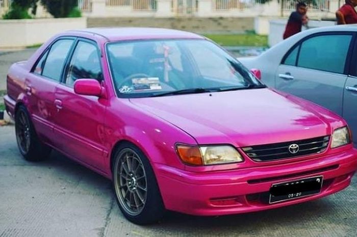 Toyota Soluna genit berbaju pink didukung kaki-kaki bergaya racing.