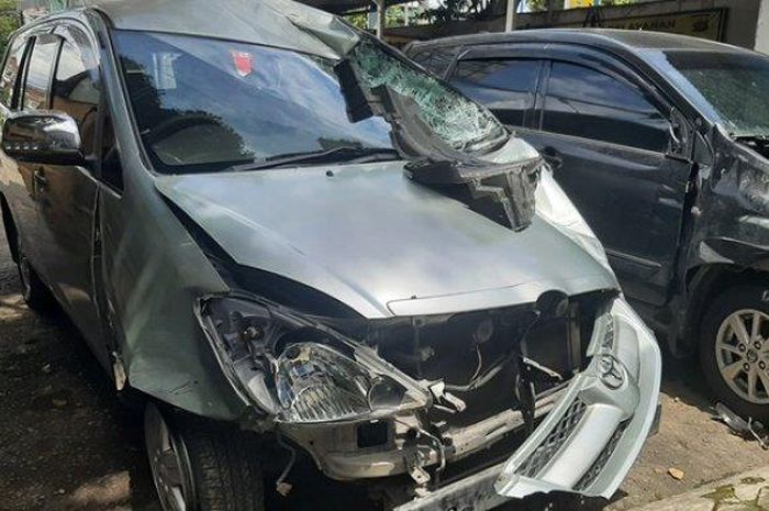 Kondisi dua kendaraan yang terlibat kecelakaan di Jalan Kyai Mojo, Yogyakarta, Selasa (13/4/2021) 