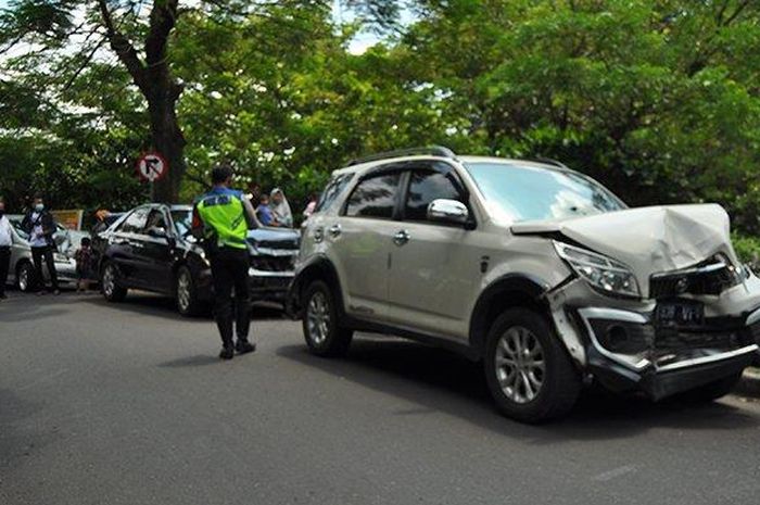 Nissan X-Trail, Toyota Camry, Daihatsu Terios, Chevrolet Aveo dan Honda Mobilio kecelakaan beruntun di Jl Jalak Harupat, Bogor Tengah, kota Bogor, Jawa Barat