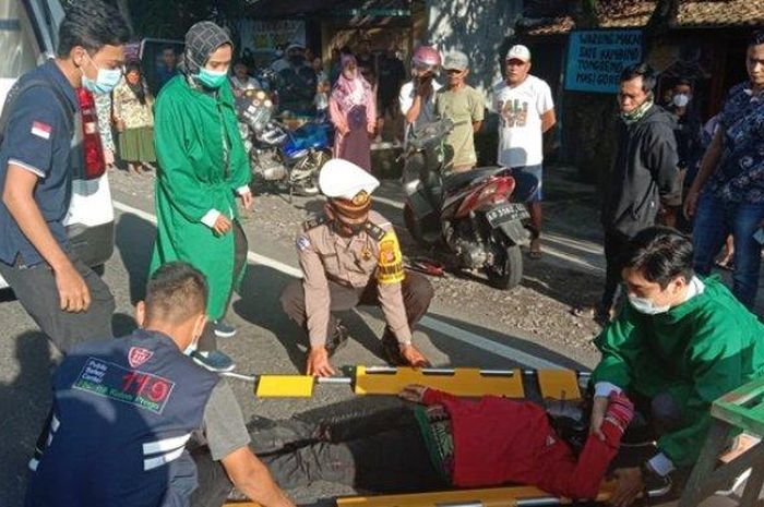 Petugas melakukan evakuasi korban laka lantas di Jalan Brosot-Nagung Kulon Progo pada Senin (12/4/2021).