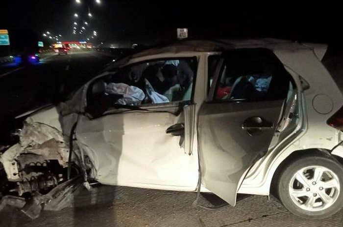 Honda Brio ringsek setelah terlibat kecelakaan di Tol Batang-Semarang