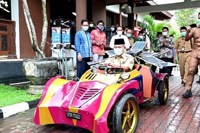 Bupati Kebumen Arif Sugiyanto menjajal mobil listrik kreasi SMA Muhammadiyah Gombong, Senin (12/4/2021).  