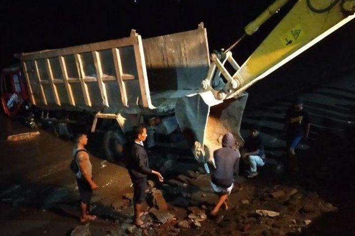 Truk terjun ke laut di Jl Mattiro Tasi, Kota Parepare, Sulsel, Senin (1242021). 