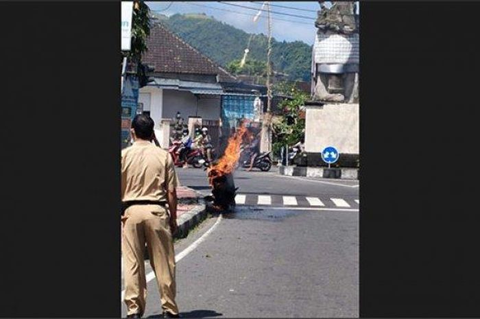 Honda Vario 125 terbakar di Jl Ngurah Rai, Besang, Klungkung, Bali