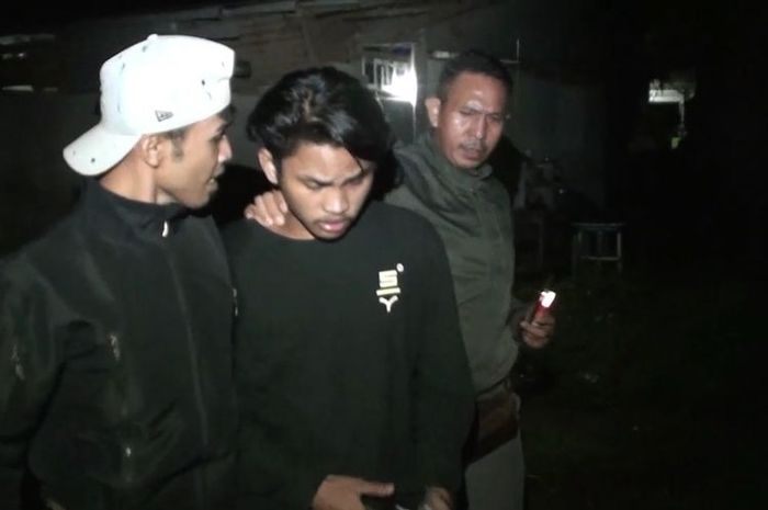 im Anti Bandit Polres Gowa, Sulawesi Selatan membekuk dua pria pelaku pencurian onderdil sepeda motor yang merupakan barang bukti kecelakaan lalu lintas di Gudang Satlantas Polres Gowa. Selasa, (13/4/2021).(KOMPAS.COM/ABDUL HAQ YAHYA MAULANA T.)