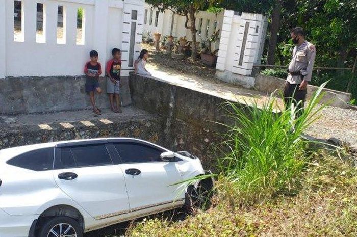 Toyota Calya terperok ke selokan hingga pesek di jalan raya Bone-Sinjai, Lomping, desa Abbumpungeng, Cina, Bone, Sulawesi Selatan, (13/4/21)