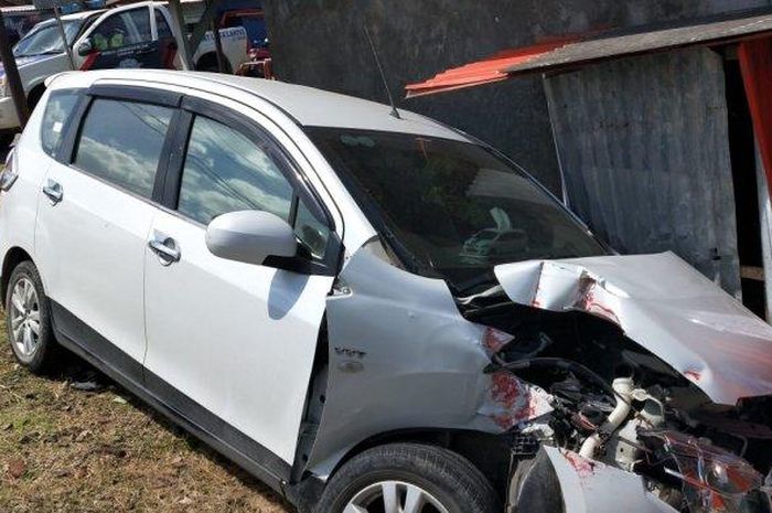 Suzuki Ertiga ditebas kereta api jurusan Rangkasbitung-Merak di Jl Sutan Syarhir, Kubgan Sepat, Citangkil, kota Cilegon, Banten, (13/4/21)