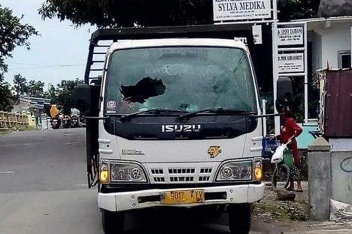 Truk Isuzu Elf jadi korban aksi pelemparan batu yang membuat kaca pecah dan bolong di jalur Pantura Kendal, Jawa Tengah